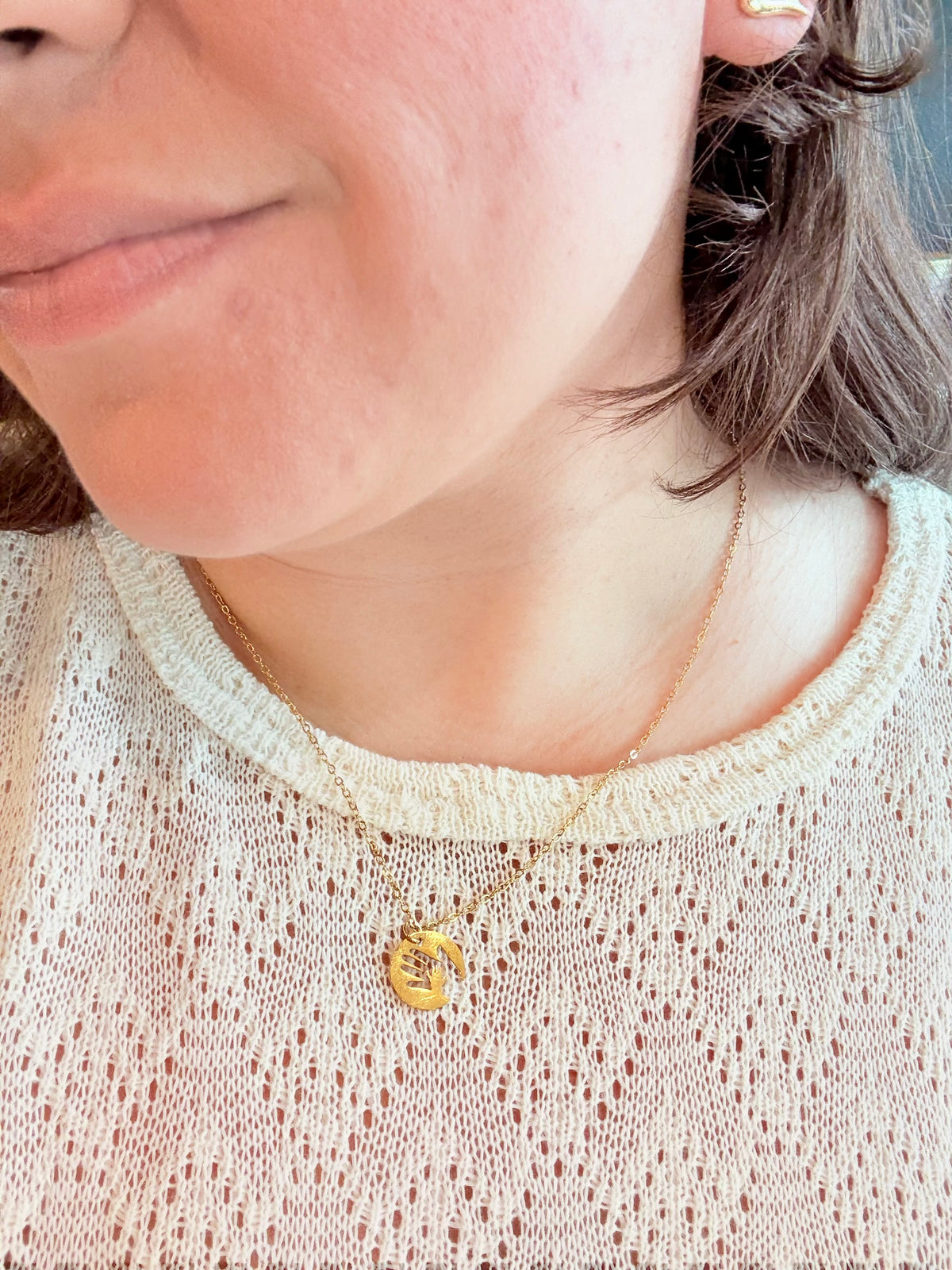 Hand in Hand Necklace - Gold